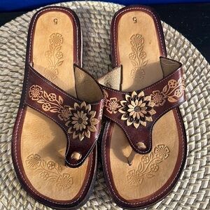 Women’s Brown Leather Flower Sandal Made in Mexico Size 5
